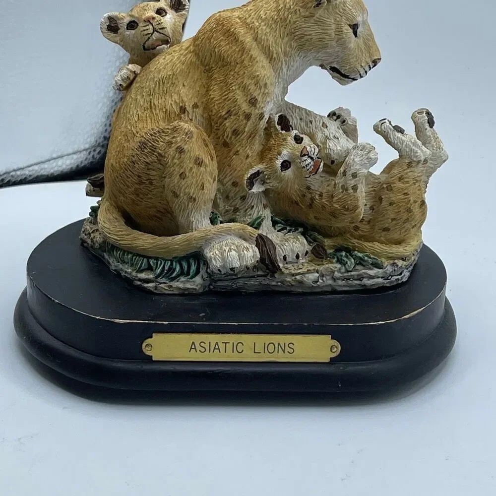 Vintage 1988 Aldon Asiatic Lioness cubs cold cast resin music box figurine.